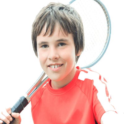 Junge mit braunen Haaren hält einen Tennisschläger über der Schulter, trägt ein rotes Sportshirt.