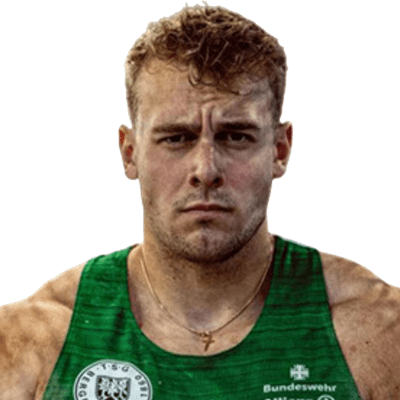 Mann mit kurzem Haarschnitt und entschlossenem Gesichtsausdruck in einem grünen Sporttrikot der Bundeswehr.